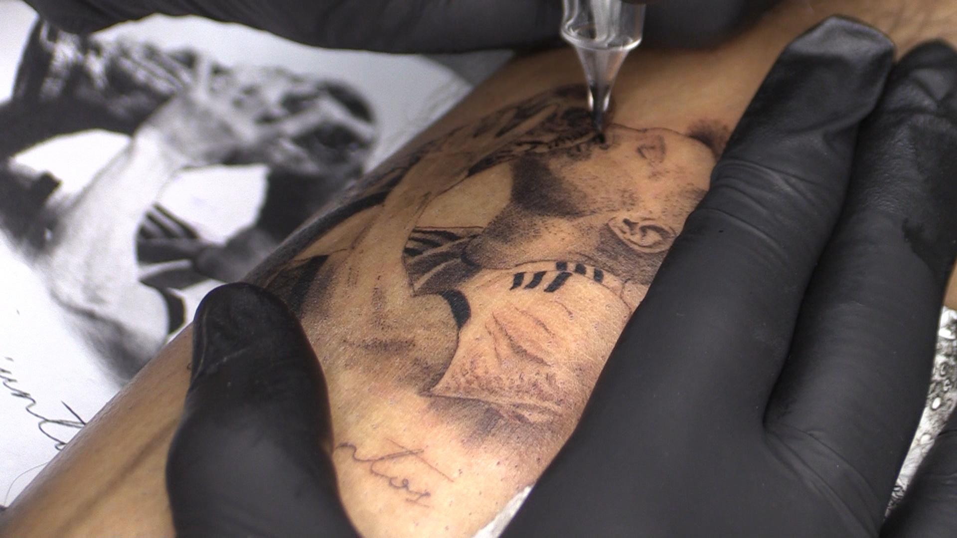 Una locura: En Rosario se hacen más de 300 tatuajes diarios de la cara de Messi con la Copa del Mundo - El Diario NY